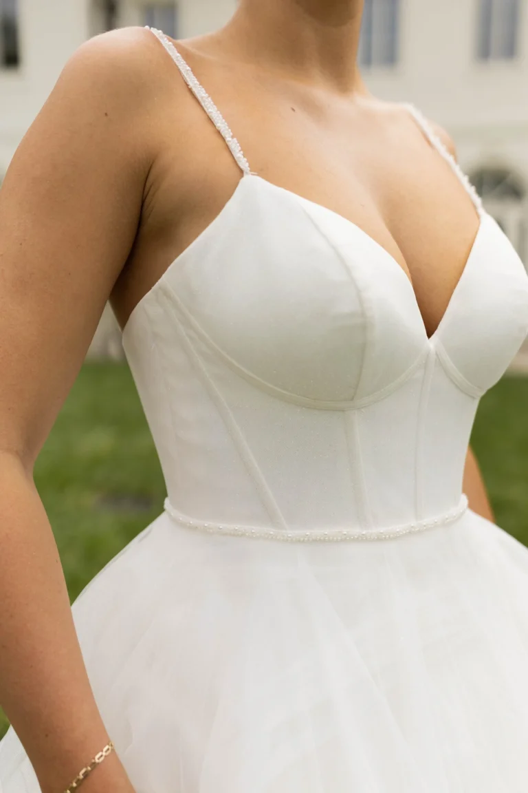 Nowoczesna księżniczkowa suknia balowa z gorsetem w stylu corset