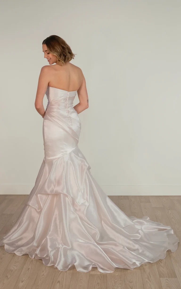 Marszczona suknia ślubna typu fit & flare z dekoltem cat-eye