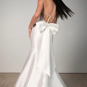 Suknia ślubna typu fit & flare z mikado bez ramiączek z detalem w postaci kokardy