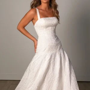 Żakardowa suknia ślubna typu fit & flare z obniżoną talią