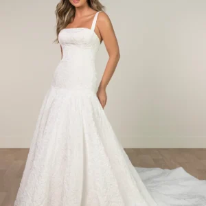 Żakardowa suknia ślubna typu fit & flare z obniżoną talią