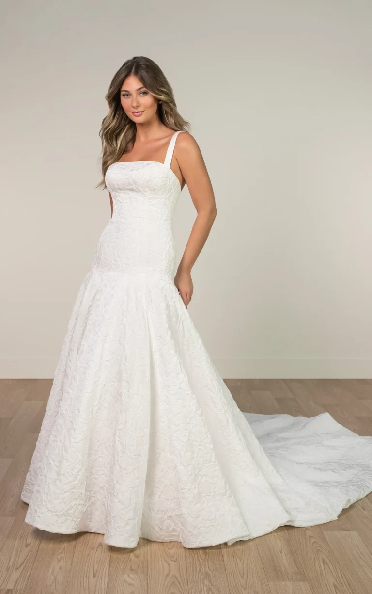 Żakardowa suknia ślubna typu fit & flare z obniżoną talią