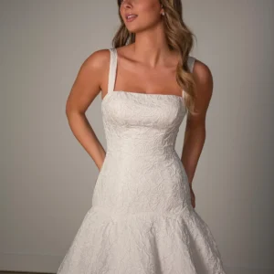 Żakardowa suknia ślubna typu fit & flare z obniżoną talią
