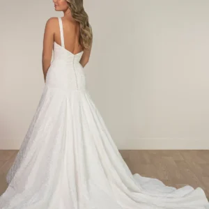 Żakardowa suknia ślubna typu fit & flare z obniżoną talią