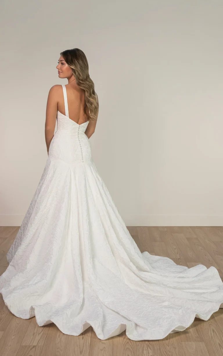 Żakardowa suknia ślubna typu fit & flare z obniżoną talią