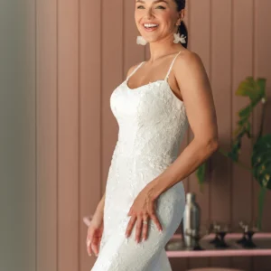 Suknia ślubna typu fit & flare z kwiatowej koronki z dekoltem w kształcie serca