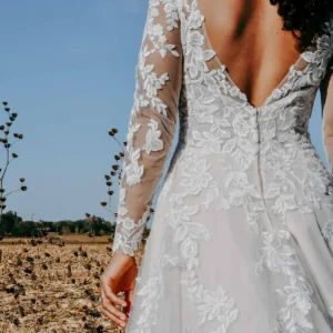 Romantyczna koronkowa suknia ślubna z długimi rękawami