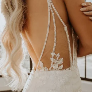 Luksusowa koronkowa suknia ślubna typu fit & flare
