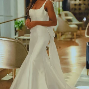 Klasyczna suknia ślubna typu fit & flare z kwadratowym dekoltem z kokardą