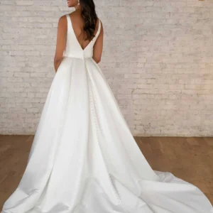 Nowoczesna, luksusowa suknia ślubna balowa z głębokim dekoltem w serek