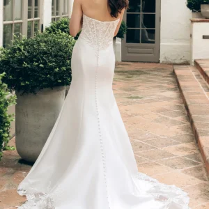 Koronkowa suknia ślubna typu fit & flare bez ramiączek
