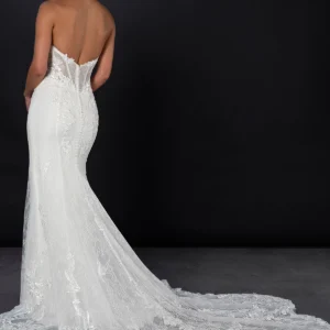 Suknia ślubna romantyczna bez ramiączek koronkowa fit & flare z kwiatami 3D