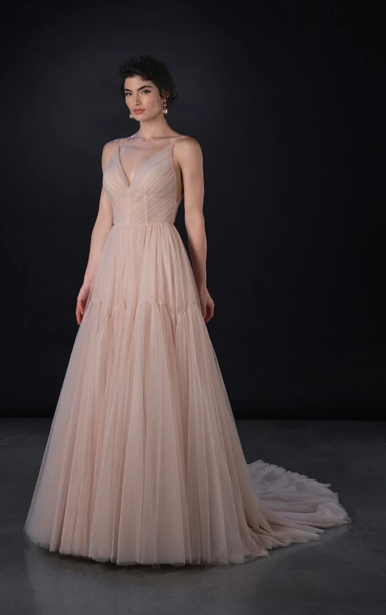 Suknia ślubna zwiewna blush pink tiulowa w linii A z dekoltem V