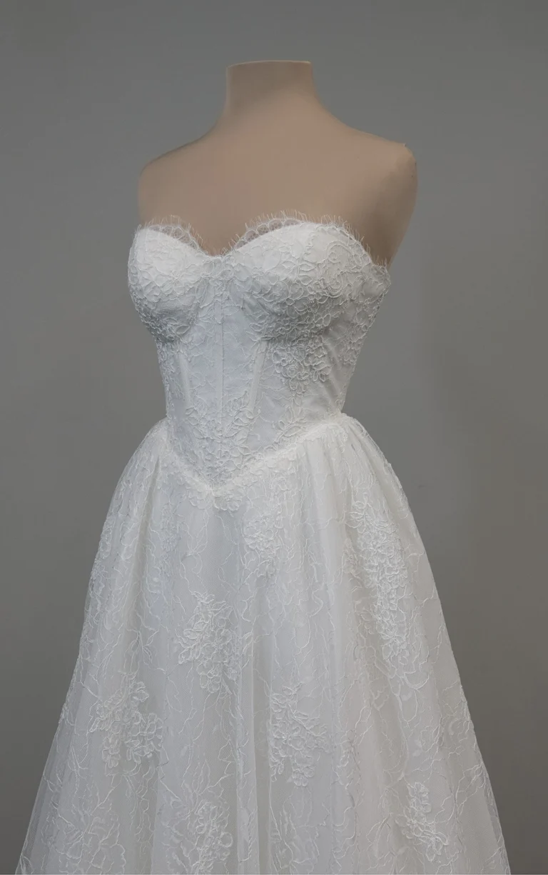 Suknia ślubna bez ramiączek romantyczna koronkowa gorsetowa w linii A z dekoltem w serce