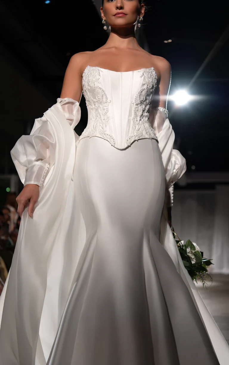Suknia ślubna nowoczesna bez ramiączek gorsetowa fit & flare z jedwabiu