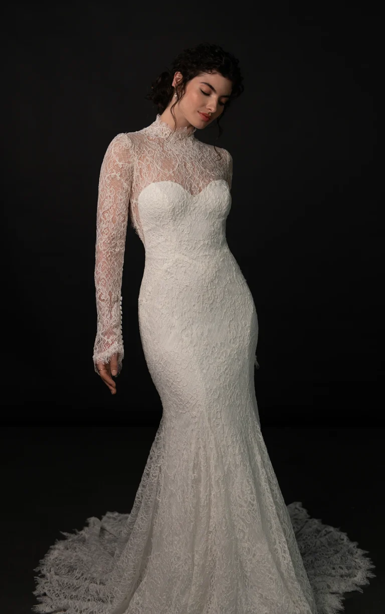 Suknia ślubna vintage koronkowa z wysokim dekoltem z odkrytymi plecami fit & flare z rękawami