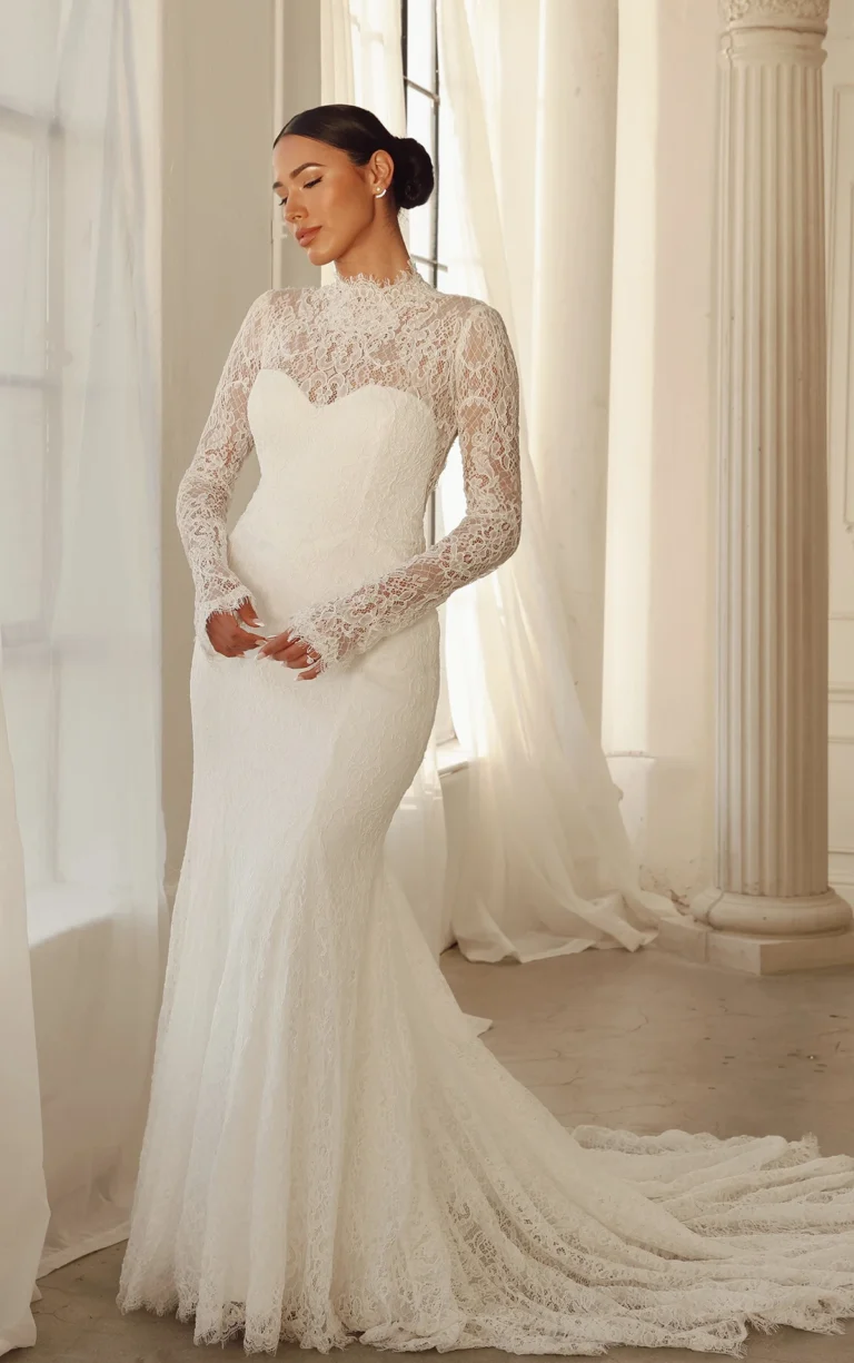 Suknia ślubna vintage koronkowa z wysokim dekoltem z odkrytymi plecami fit & flare z rękawami