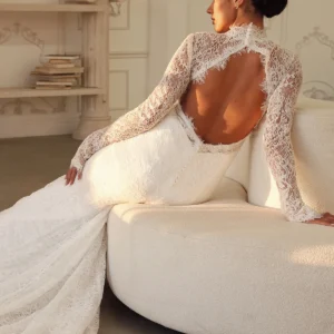 Suknia ślubna vintage koronkowa z wysokim dekoltem z odkrytymi plecami fit & flare z rękawami