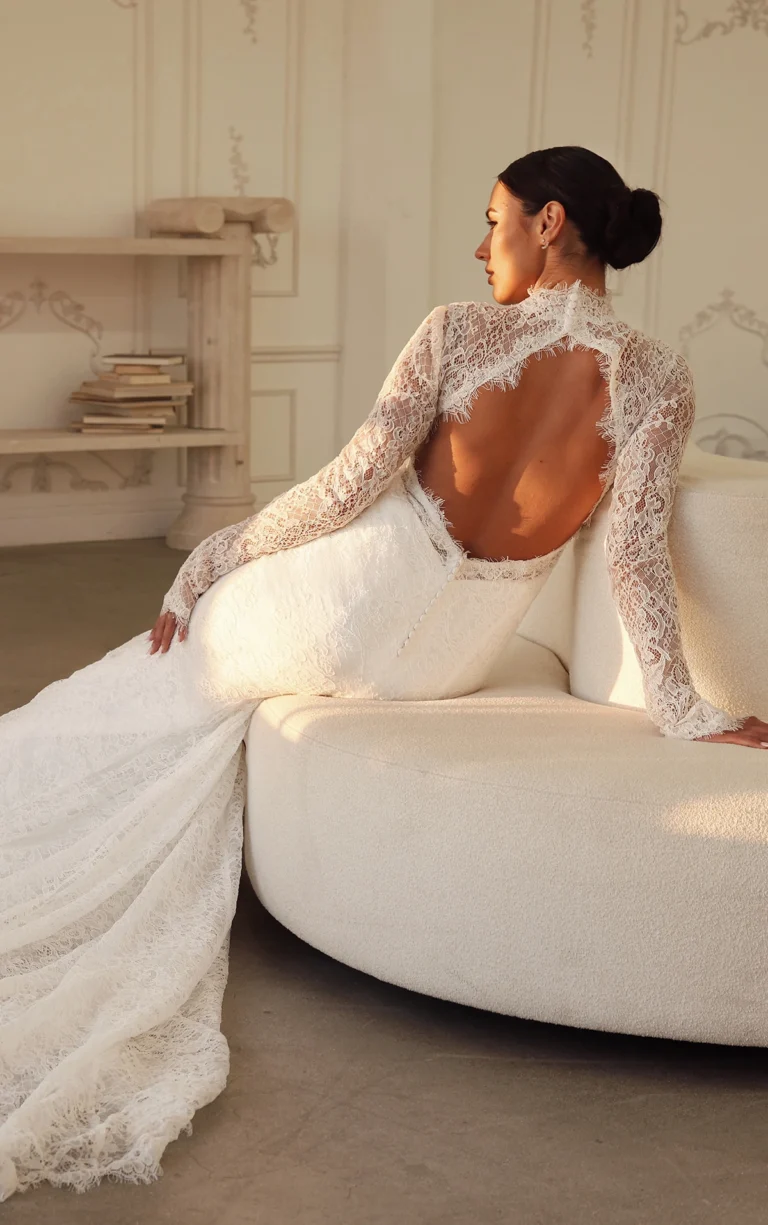 Suknia ślubna vintage koronkowa z wysokim dekoltem z odkrytymi plecami fit & flare z rękawami