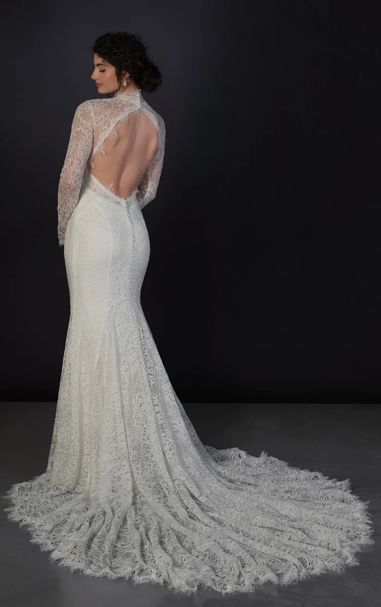 Suknia ślubna vintage koronkowa z wysokim dekoltem z odkrytymi plecami fit & flare z rękawami