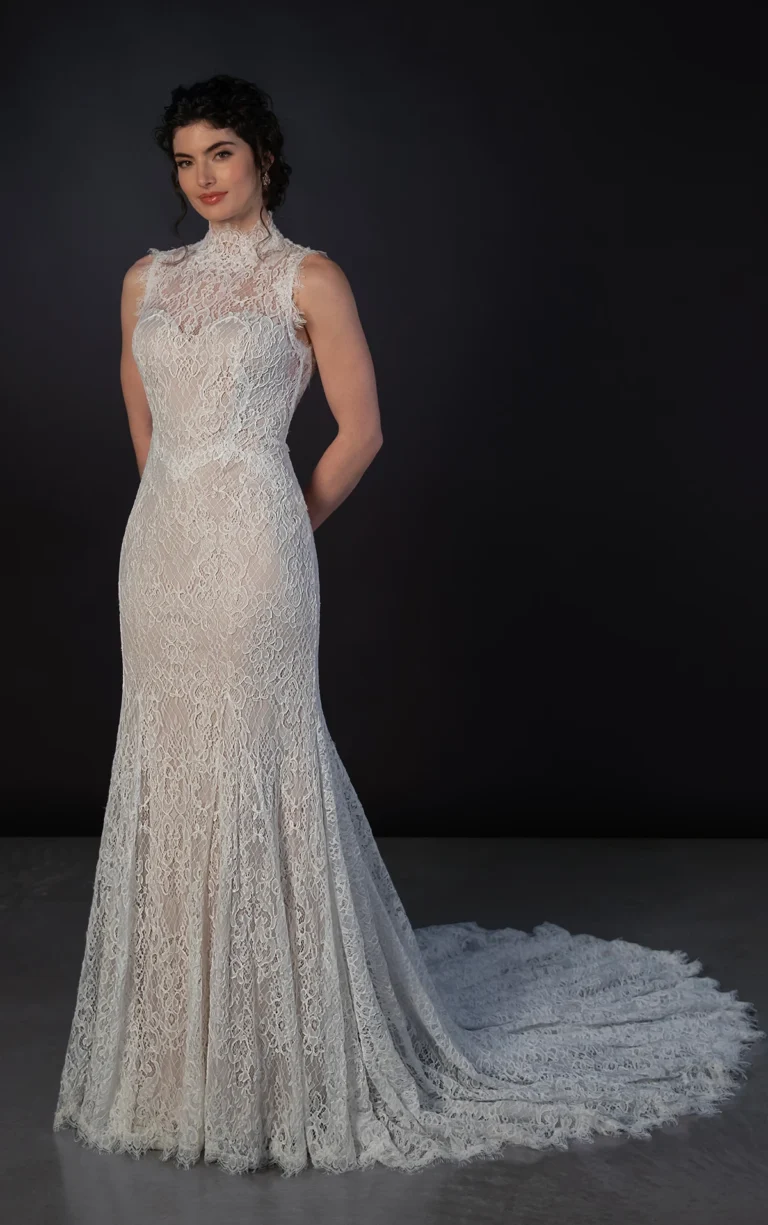 Suknia ślubna vintage koronkowa z wysokim dekoltem z odkrytymi plecami fit & flare z rękawami