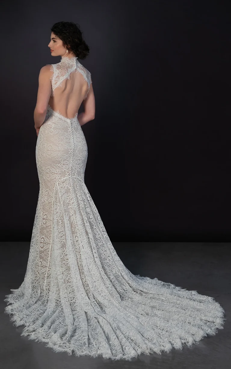 Suknia ślubna vintage koronkowa z wysokim dekoltem z odkrytymi plecami fit & flare z rękawami