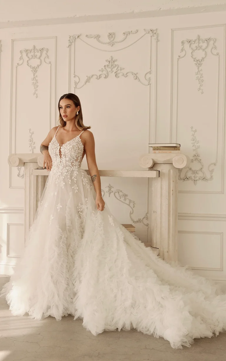Suknia ślubna romantyczna couture tiulowa w linii A z kwiatami 3D