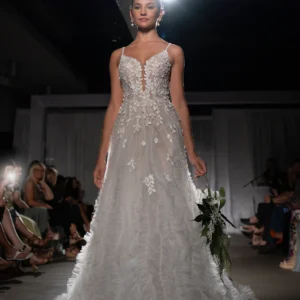 Suknia ślubna romantyczna couture tiulowa w linii A z kwiatami 3D