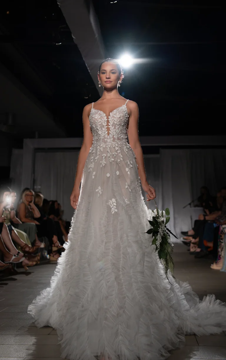Suknia ślubna romantyczna couture tiulowa w linii A z kwiatami 3D