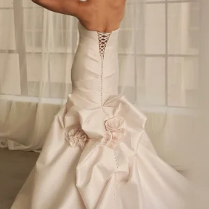 Suknia ślubna bez ramiączek jedwabna fit & flare ze spódnicą trąbką i kwiatami 3D