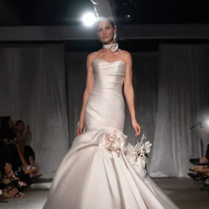 Suknia ślubna bez ramiączek jedwabna fit & flare ze spódnicą trąbką i kwiatami 3D