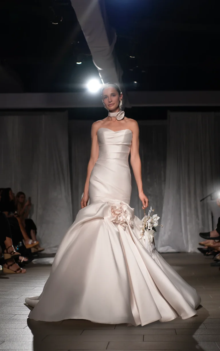 Suknia ślubna bez ramiączek jedwabna fit & flare ze spódnicą trąbką i kwiatami 3D