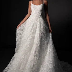 Suknia ślubna zdobiona koralikami koronkowa w linii A z obniżoną talią basque i na cienkich ramiączkach