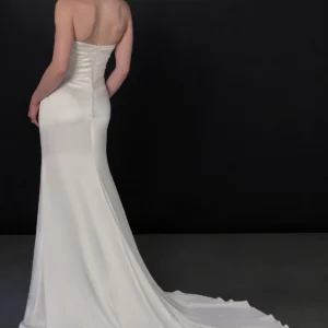 Suknia ślubna bez ramiączek fit & flare z marszczonym gorsetem