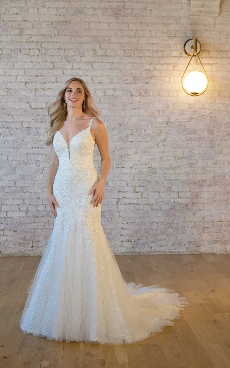 Błyszcząca koronkowa suknia ślubna typu fit & flare z głębokim dekoltem w serek
