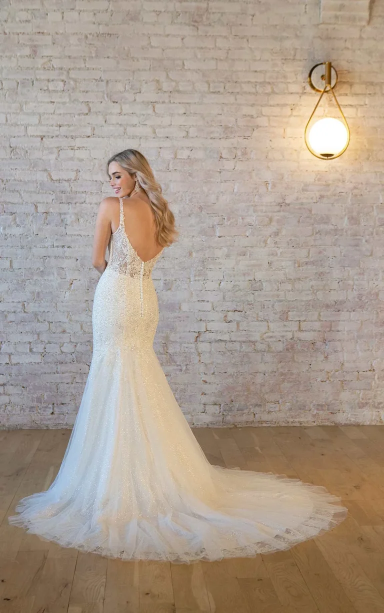 Błyszcząca koronkowa suknia ślubna typu fit & flare z głębokim dekoltem w serek