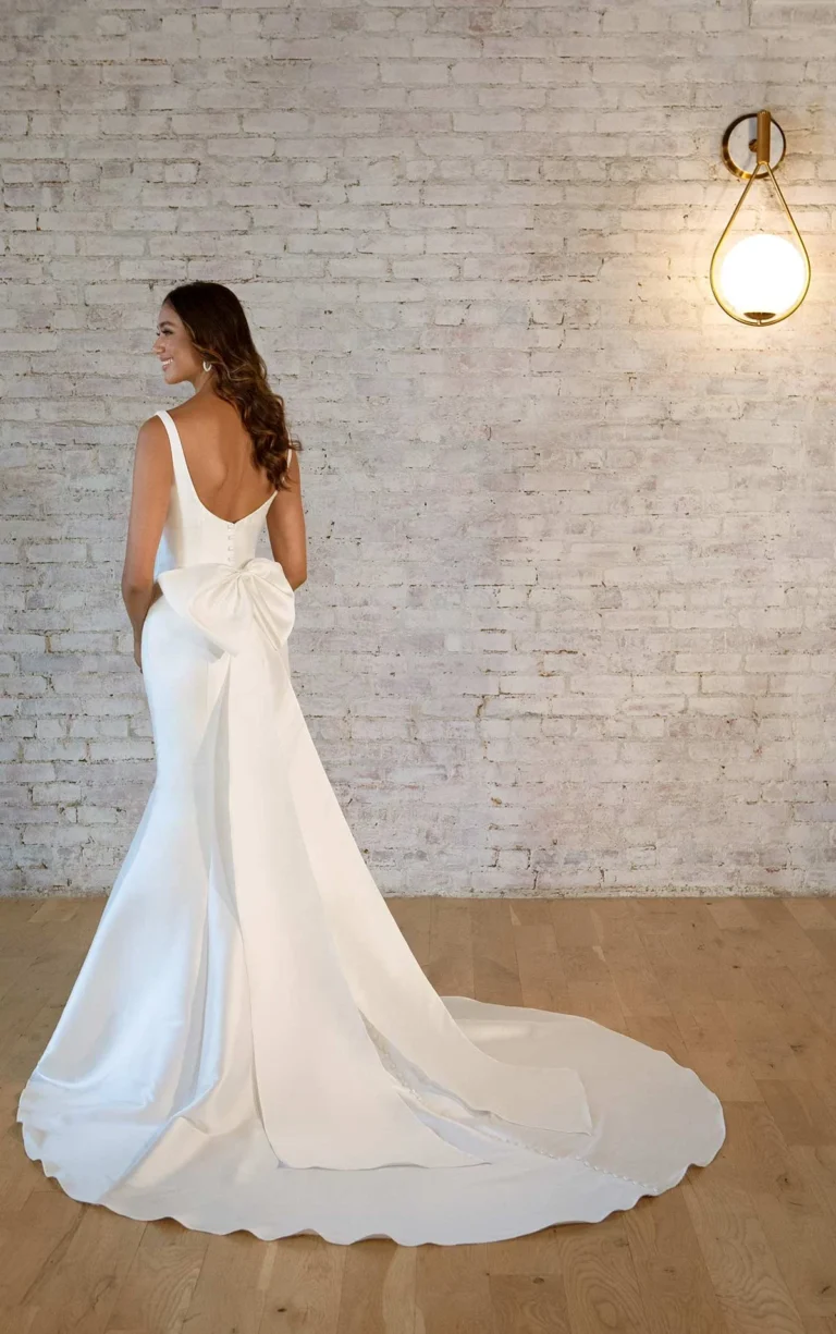 Klasyczna suknia ślubna typu fit & flare z kwadratowym dekoltem z kokardą