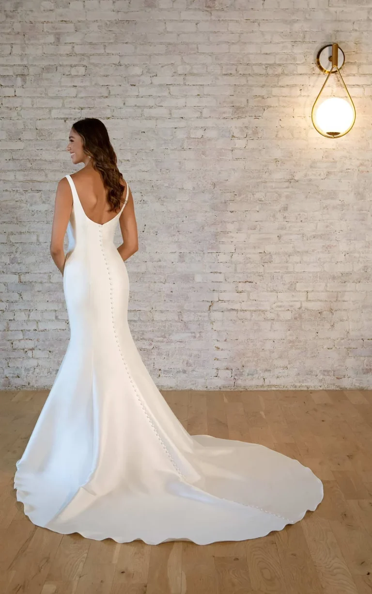 Klasyczna suknia ślubna typu fit & flare z kwadratowym dekoltem z kokardą