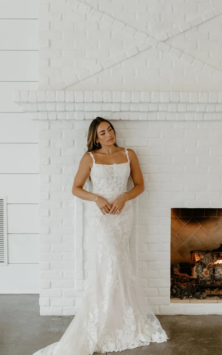 Elegancka koronkowa suknia ślubna typu fit & flare z kwiatowym motywem i ramiączkami