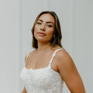Elegancka koronkowa suknia ślubna typu fit & flare z kwiatowym motywem i ramiączkami – 7762, dodatkowe ujęcie 3