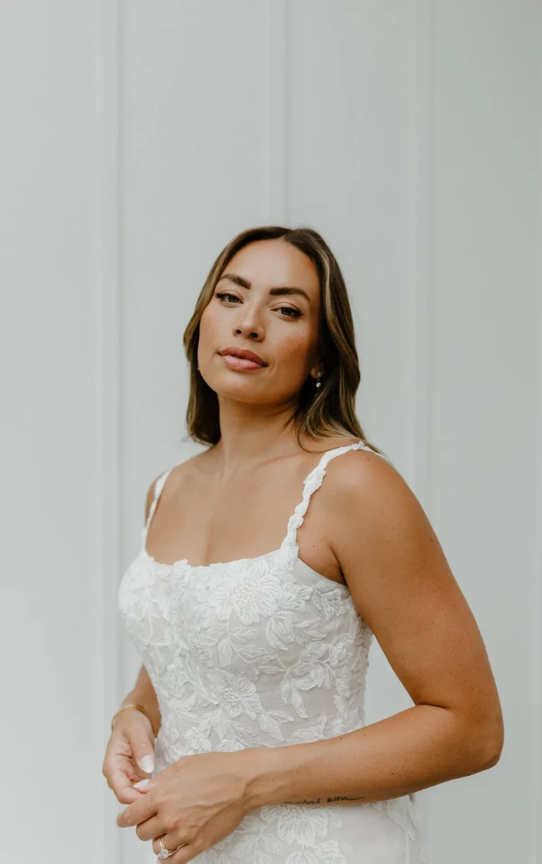 Elegancka koronkowa suknia ślubna typu fit & flare z kwiatowym motywem i ramiączkami