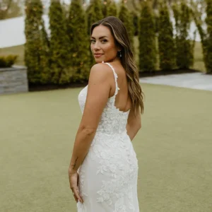 Elegancka koronkowa suknia ślubna typu fit & flare z kwiatowym motywem i ramiączkami – 7762, dodatkowe ujęcie 5