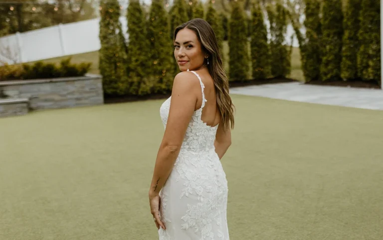 Elegancka koronkowa suknia ślubna typu fit & flare z kwiatowym motywem i ramiączkami
