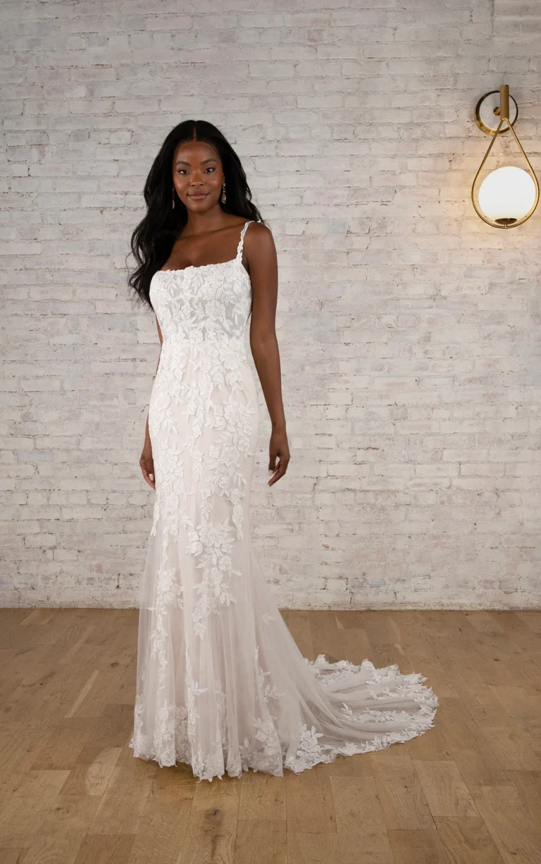 Elegancka koronkowa suknia ślubna typu fit & flare z kwiatowym motywem i ramiączkami