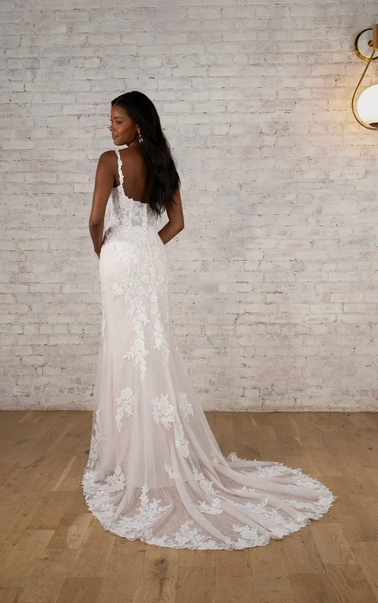 Elegancka koronkowa suknia ślubna typu fit & flare z kwiatowym motywem i ramiączkami
