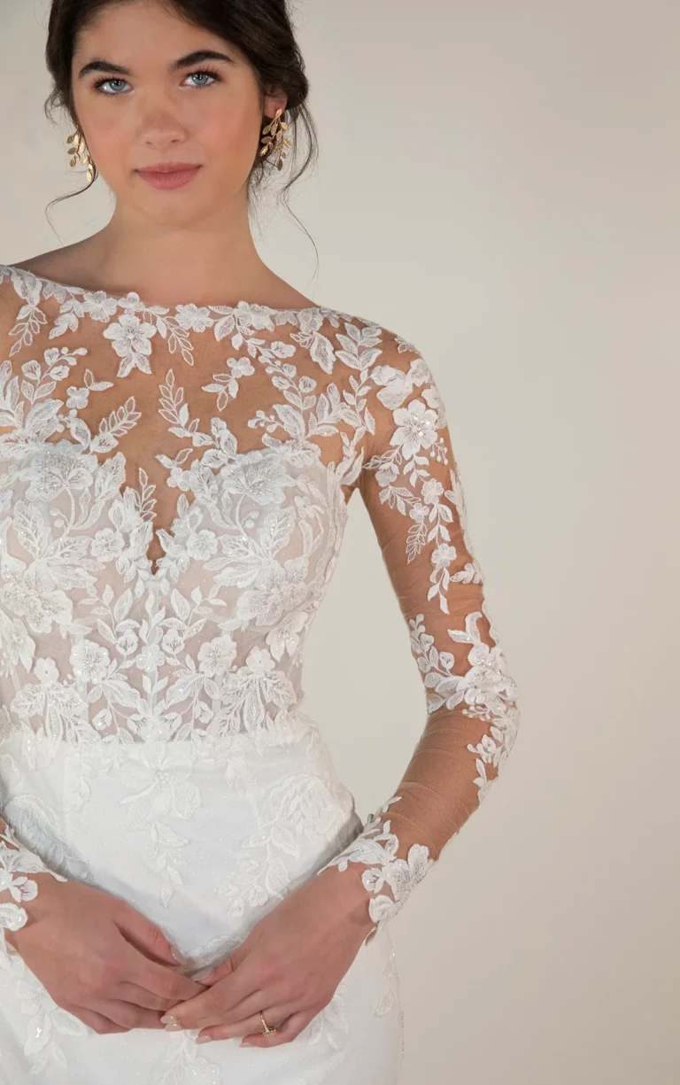 Romantyczna suknia ślubna typu fit & flare z długimi koronkowymi rękawami