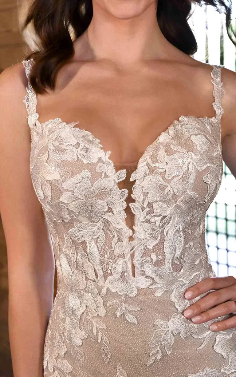 Kwiatowa suknia ślubna typu fit & flare z transparentnym gorsetem i szeroko rozstawionymi ramiączkami