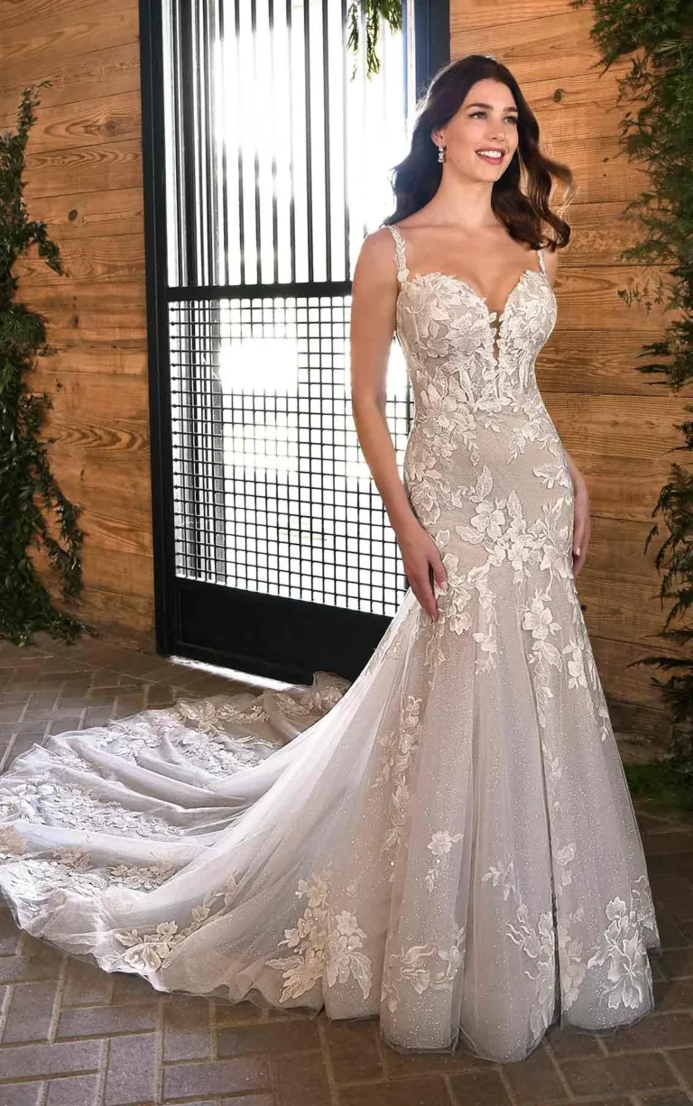 Kwiatowa suknia ślubna typu fit & flare z transparentnym gorsetem i szeroko rozstawionymi ramiączkami
