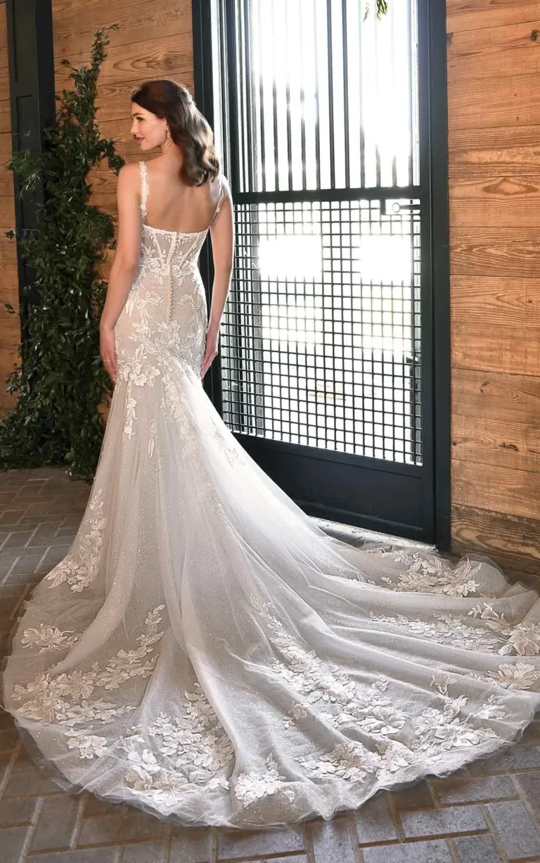 Kwiatowa suknia ślubna typu fit & flare z transparentnym gorsetem i szeroko rozstawionymi ramiączkami