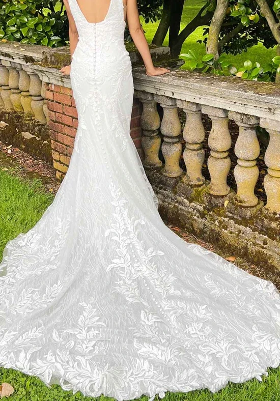Nowoczesna koronkowa suknia ślubna typu fit & flare na ramiączkach